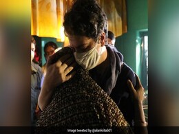 हाथरस गैंगरेप पीड़ित परिवार को प्रियंका गांधी ने लगाया गले, तो फिल्ममेकर बोलीं- आपने मेरा दिल जीत... हाथरस गैंगरेप पीड़ित परिवार को प्रियंका गांधी ने लगाया गले, तो फिल्ममेकर बोलीं- आपने मेरा दिल जीत...