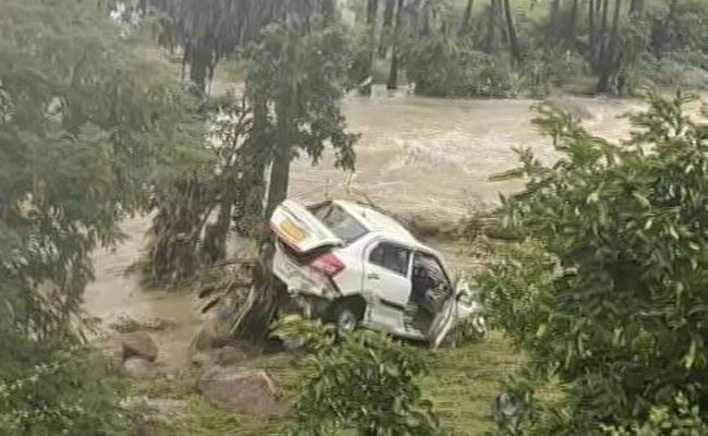 हैदराबाद बाढ़: कार में भर गया था पानी, फोन पर युवक लगाता रहा गुहार, बहकर हो गई मौत