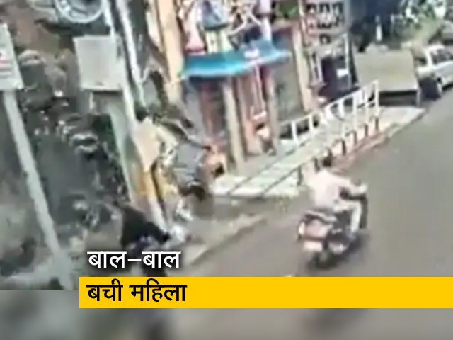 इमारत के पास से गुजर रही थी महिला, अचानक गिर पड़ी बिल्डिंग