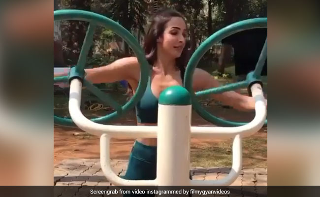 Malaika Arora ने पार्क में यूं किया वर्कआउट, बार-बार देखा जा रहा है Video