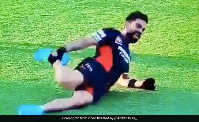 IPL 2020: विराट कोहली ने लेटकर किया जबरदस्त डांस, पैरों को पकड़ दिखाए ऐसे मूव्स - देखें Video
