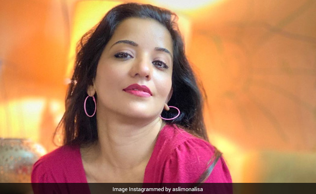 मोनालिसा ने पिंक टॉप और ब्लू जींस में यूं कराया फोटोशूट, खूब वायरल हो रहीं Photos