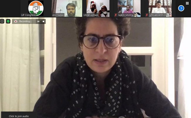 प्रियंका गांधी ने की बुनकरों से बात, हर संभव मदद का आश्वासन दिया