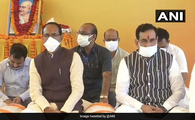 मध्यप्रदेश: एग्जिट पोल के अनुमान आने के बाद सीएम चौहान पार्टी नेताओं से मिले