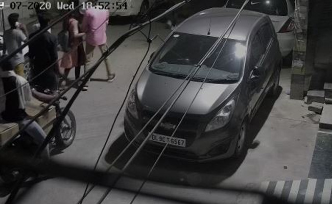 दिल्ली : लड़की से रिश्ता रखने पर 18 वर्षीय युवक की सरेआम पीट-पीटकर हत्या