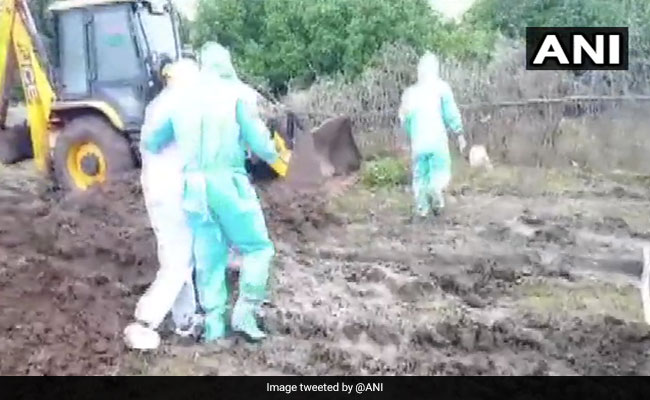 पुलिसकर्मी ने किया नेक काम, कोविड-19 से परेशान होकर सुसाइड कर चुके बुजुर्ग का किया अंतिम संस्कार