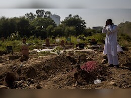 कब्रिस्तान में दफनाए गए शव का सिर काट ले गये बदमाश, कब्र के पास मिला तंत्र-मंत्र का सामान कब्रिस्तान में दफनाए गए शव का सिर काट ले गये बदमाश, कब्र के पास मिला तंत्र-मंत्र का सामान