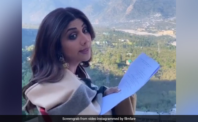 कड़कड़ाती ठंड में शिल्पा शेट्टी शूटिंग करती दिखीं, ठिठुरते हुए बोलीं- मैं तो ऐसे ही डायलॉग बोलूंगी...देखें Video