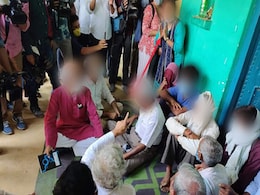 Hathras Gangrape Case  : पीड़िता के घर कई दिनों तक ठहरी महिला जांच के दायरे में Hathras Gangrape Case  : पीड़िता के घर कई दिनों तक ठहरी महिला जांच के दायरे में