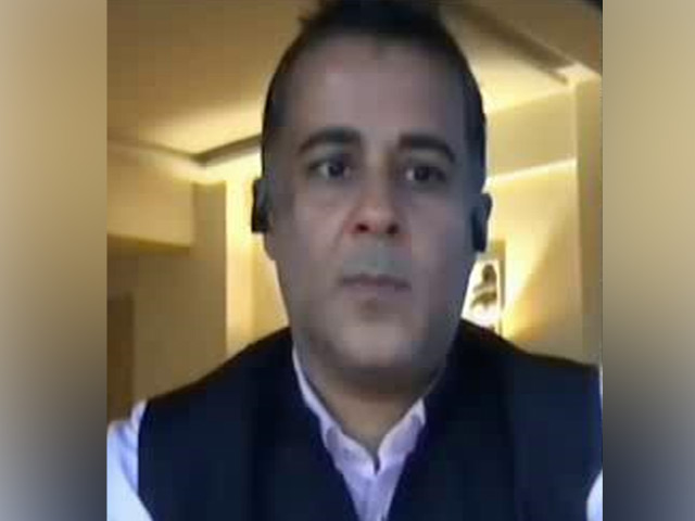 Chetan Bhagat On Shashi Tharoor The Politician