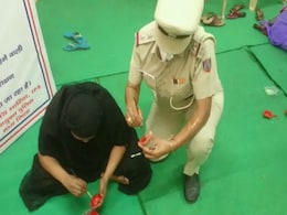 Delhi की सेक्स वर्कर्स के हाथों से सजे दीपक बेचे जाएंगे, दिल्ली पुलिस और डीएलएसए की मुहिम Delhi की सेक्स वर्कर्स के हाथों से सजे दीपक बेचे जाएंगे, दिल्ली पुलिस और डीएलएसए की मुहिम