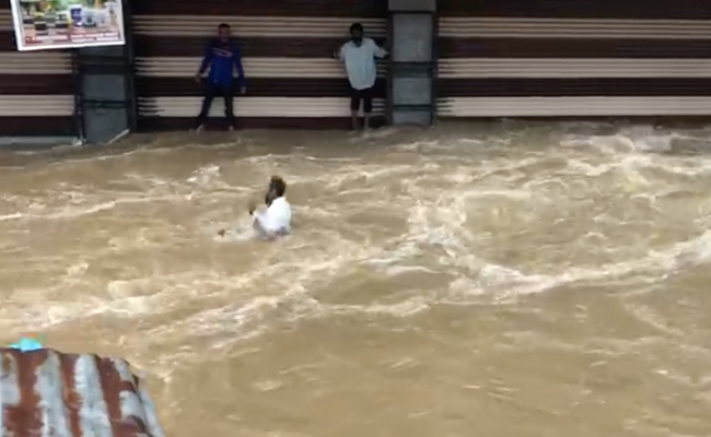 हैदराबाद बारिश : पानी के तेज बहाव में बह गया शख्स, मदद के लिए चिल्लाते रह गए लोग