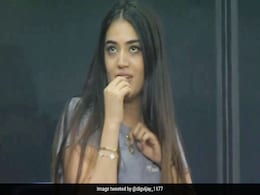 IPL 2020: खाली स्टेडियम में नजर आई 'मिस्ट्री गर्ल' का हुआ खुलासा, फैन्स बोले- कैमरा मैन को दिया जाए अवॉर्ड IPL 2020: खाली स्टेडियम में नजर आई 'मिस्ट्री गर्ल' का हुआ खुलासा, फैन्स बोले- कैमरा मैन को दिया जाए अवॉर्ड
