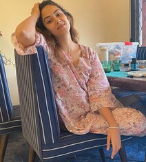 Chilling In Her 'Worst OOTD', Mira Rajput Couldn't Escape 'In-House Pap' Chilling In Her 'Worst OOTD', Mira Rajput Couldn't Escape 'In-House Pap'