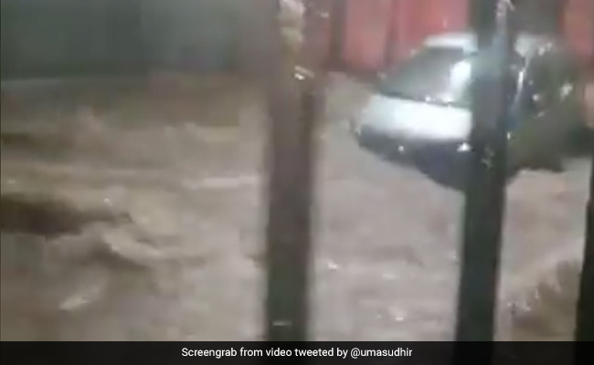 हैदराबाद : लोगों की तेज चीख-पुकार के बीच पानी के बहाव के साथ बह गईं गाड़ियां, देखें VIDEO
