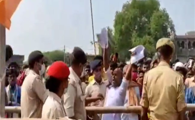 बिहार चुनाव : सीएम नीतीश कुमार की रफीगंज की जनसभा में हुआ हंगामा