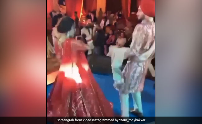 Neha Kakkar ने शादी में बलम पिचकारी पर यूं किया डीजे पर डांस, रोहनप्रीत सिंह भी थिरकते आए नजर- देखें Video