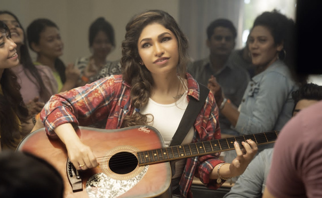 <i>Tanhaai</i>: Tulsi Kumar Learns To Play Guitar For Her New Song