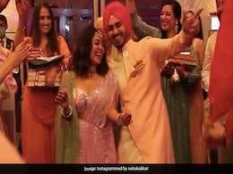 Neha Kakkar और रोहनप्रीत सिंह के रोका सेरेमनी का Video हुआ वायरल, पिंक ड्रेस में ढोल पर यूं डांस करती आईं नजर Neha Kakkar और रोहनप्रीत सिंह के रोका सेरेमनी का Video हुआ वायरल, पिंक ड्रेस में ढोल पर यूं डांस करती आईं नजर
