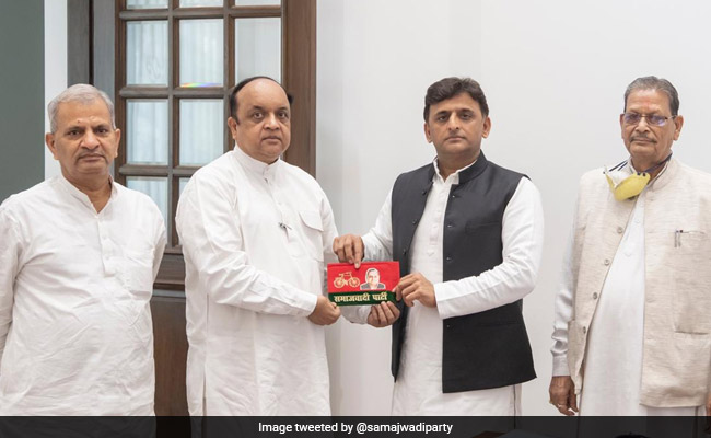 2 BSP Leaders Join Samajwadi Party
