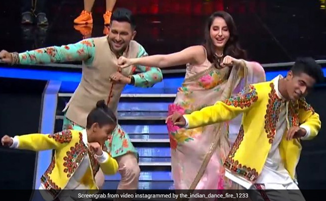 नोरा फतेही ने साड़ी पहनकर 'Meri Gully' गाने पर दिखाया स्वैग, टेरेंस लेविस ने भी बखूबी दिया साथ- देखें Video