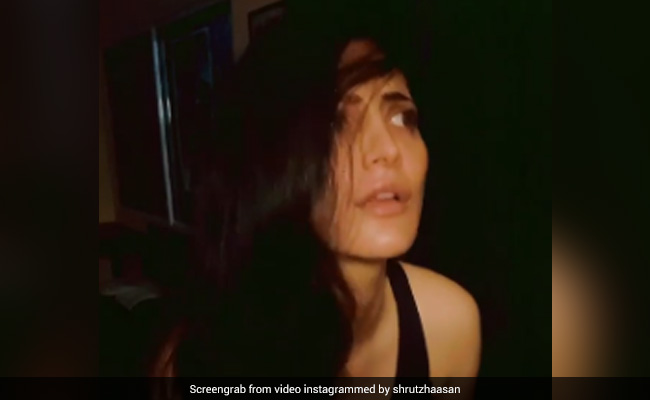 श्रुति हासन अजीबोगरीब तरीके से बजाने लगी प्यानो, VIDEO देखकर फैंस ने यूं दिया रिएक्शन