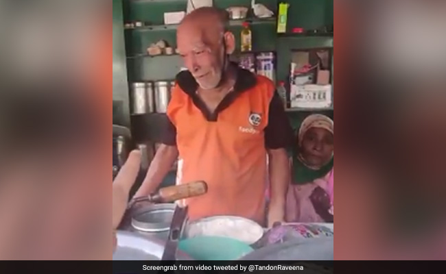 'बाबा का ढाबा' की मदद के लिए आगे आईं रवीना टंडन, यहां खाना खाने वालों को एक्ट्रेस ने दिया ये ऑफर 'बाबा का ढाबा' की मदद के लिए आगे आईं रवीना टंडन, यहां खाना खाने वालों को एक्ट्रेस ने दिया ये ऑफर