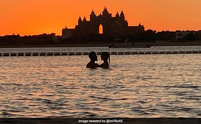 IPL 2020: एबी डिविलियर्स ने विराट-अनुष्का की रोमांटिक तस्वीर खींची, सोशल मीडिया पर मची धूम