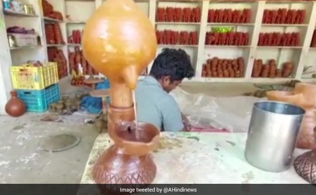 शिल्पकार ने बनाया 40 घंटे तक जलने वाला मिट्टी का दीया, लोग फोन पर कर रहे दीए की डिमांड