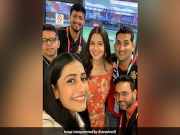 युजवेंद्र चहल का मैच देखने पहली बार स्टेडियम पहुंची मंगेतर धनाश्री वर्मा, अनुष्का शर्मा के साथ Photo की पोस्ट युजवेंद्र चहल का मैच देखने पहली बार स्टेडियम पहुंची मंगेतर धनाश्री वर्मा, अनुष्का शर्मा के साथ Photo की पोस्ट
