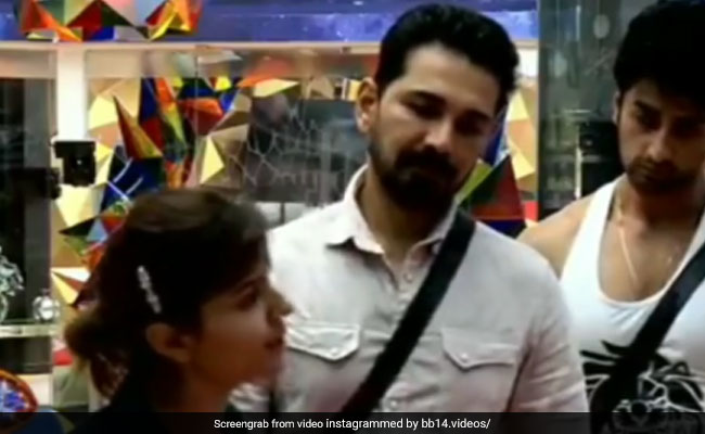 Bigg Boss 14: घरवालों पर अकेले ही भारी पड़ रही हैं निक्की तम्बोली, रूबीना दिलैक सीनियर्स से ले रहीं पंगा Bigg Boss 14: घरवालों पर अकेले ही भारी पड़ रही हैं निक्की तम्बोली, रूबीना दिलैक सीनियर्स से ले रहीं पंगा