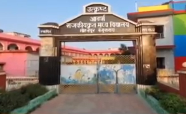 दूर से ही लोगों को आकर्षित करता है बेगूसराय के मोहनपुर गांव का सरकारी स्कूल, ग्रामीणों की मदद से उपलब्ध है हर सुविधा