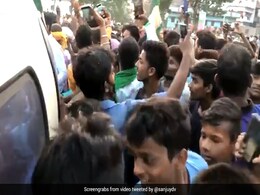 बिहार चुनाव: तेजस्वी यादव के 'चॉपर' के पास उमड़ती भीड़ ने बढ़ाई कोरोना और सुरक्षा को लेकर चिंता... बिहार चुनाव: तेजस्वी यादव के 'चॉपर' के पास उमड़ती भीड़ ने बढ़ाई कोरोना और सुरक्षा को लेकर चिंता...