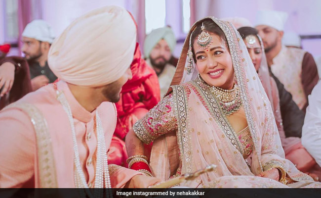 नेहा कक्कड़ और रोहनप्रीत सिंह ने शादी में पहना सब्यसाची आउटफिट, सिंगर बोलीं- लोग इसे पहनने के लिए मरते हैं...