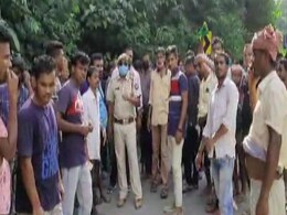 MHA के दखल के बाद भी असम-मिजोरम सीमा पर फिर बवाल, NH-306 पर दो दिनों से सैकड़ों ट्रक खड़े MHA के दखल के बाद भी असम-मिजोरम सीमा पर फिर बवाल, NH-306 पर दो दिनों से सैकड़ों ट्रक खड़े