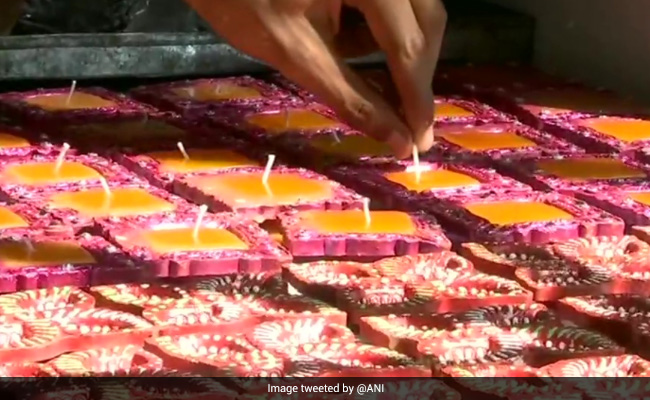 दिव्यांग छात्रों की नई पहल, दिवाली के मौके पर बना रहे मिट्टी के दीपक और मोमबत्तियां