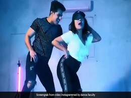 नेहा कक्कड़ का थ्रोबैक Video हुआ वायरल, ब्लैक कैप लगाकर भाई के गाने पर किया धमाकेदार डांस नेहा कक्कड़ का थ्रोबैक Video हुआ वायरल, ब्लैक कैप लगाकर भाई के गाने पर किया धमाकेदार डांस