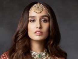 Shraddha Kapoor Enjoys A Chaat-Cheat Day With Her Team And We Are Slurping (See Pics)