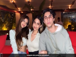 सुहाना खान ने भाई आर्यन खान और कजन के साथ यूं दिया पोज, शाहरुख खान की बेटी का ग्लैमरस लुक हुआ Viral सुहाना खान ने भाई आर्यन खान और कजन के साथ यूं दिया पोज, शाहरुख खान की बेटी का ग्लैमरस लुक हुआ Viral
