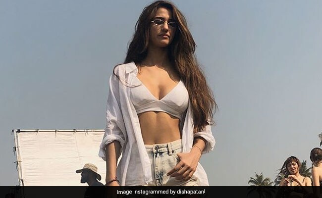 दिशा पटानी व्हाइट ड्रेस में लग रही हैं बेहद खूबसूरत, फोटो शेयर कर लिखा- क्लासिक और कूल...