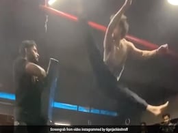 टाइगर श्रॉफ ने हवा में उड़कर यूं मारी किक,  दिशा पाटनी और तारा सूतारिया ने दिया ये रिएक्शन टाइगर श्रॉफ ने हवा में उड़कर यूं मारी किक,  दिशा पाटनी और तारा सूतारिया ने दिया ये रिएक्शन