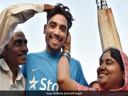 IPL 2020: पिता चलाते थे ऑटो, अब IPL में रचा इतिहास, Shah Rukh Khan की टीम की ऐसे निकाली हवा IPL 2020: पिता चलाते थे ऑटो, अब IPL में रचा इतिहास, Shah Rukh Khan की टीम की ऐसे निकाली हवा