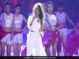 नेहा कक्कड़ ने व्हाइट आउटफिट में स्टेज पर मचा दिया धमाल, Video हुआ वायरल नेहा कक्कड़ ने व्हाइट आउटफिट में स्टेज पर मचा दिया धमाल, Video हुआ वायरल