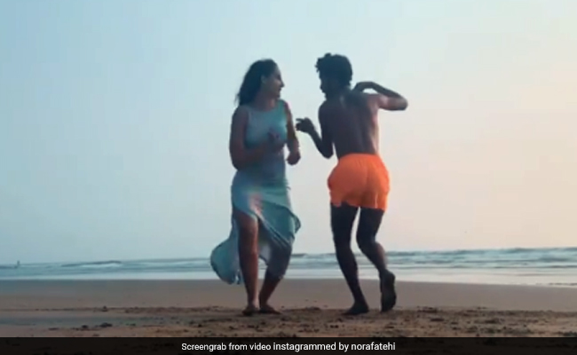नोरा फतेही के दोस्त ने सिखाया Beach पर किया जाने वाला स्पेशल डांस, VIDEO हुआ वायरल