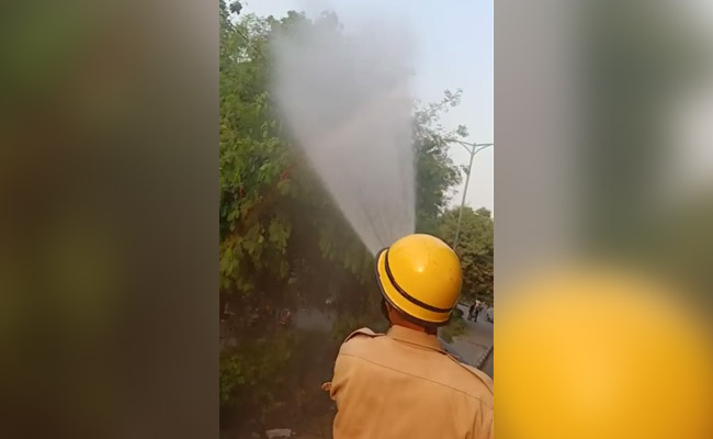 दिल्ली में प्रदूषण पर नियंत्रण के लिए फायर डिपार्टमेंट ने कसी कमर, पानी का छिड़काव शुरू