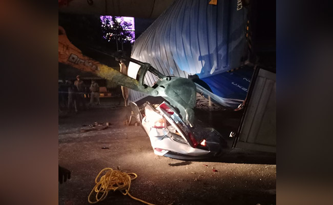 Delhi : कार पर गिरा ट्राला, इवेंट मैनेजमेंट क्षेत्र में काम करने वाले दो युवकों की मौत