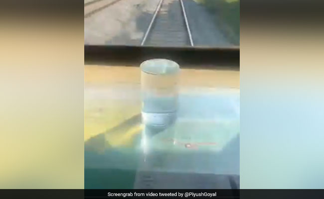"यात्रा बेहद आरामदायक": रेल मंत्री ने किया कर्नाटक के रेल ट्रैक का वॉटर ग्लास टेस्ट