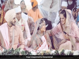 नेहा कक्कड़ पर सासू मां ने यूं लुटाया प्यार, हाथ जोड़े यूं नजर आई सिंगर, देखें वायरल Photos नेहा कक्कड़ पर सासू मां ने यूं लुटाया प्यार, हाथ जोड़े यूं नजर आई सिंगर, देखें वायरल Photos