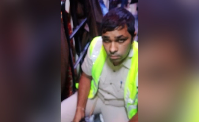 दिल्ली : चलती बस में पुलिस कॉन्स्टेबल को बंधक बनाने का वीडियो आया सामने, बदमाशों ने उतरवाए कपड़े
