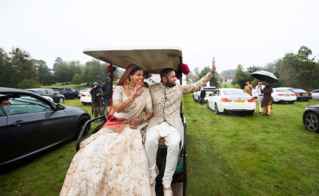 ब्रिटेन में कोरोना के चलते मेहमानों को बुलाने पर थी पांबदी तो भारतीय मूल के जोड़े ने इस तरह की शादी...